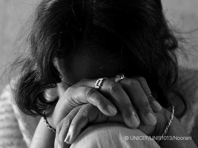 고개를 숙이고 두 손을 모은 여성 이미지