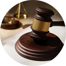 법정에서 사용되는 나무 망치와 저울 이미지