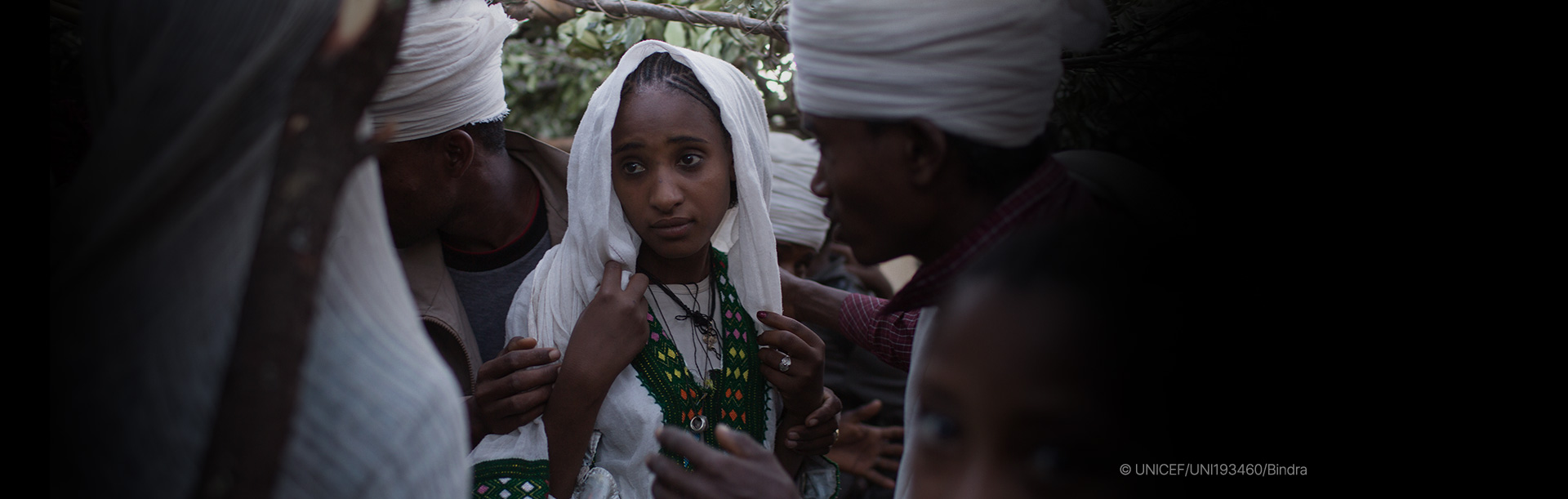 여러 사람들에 둘러싸인 소녀 이미지