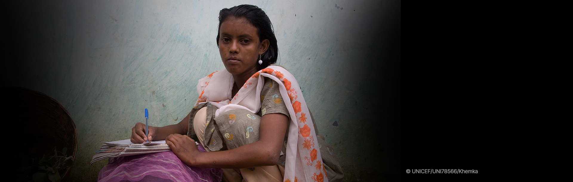 공책에 글을 쓰고 있는 소녀 이미지