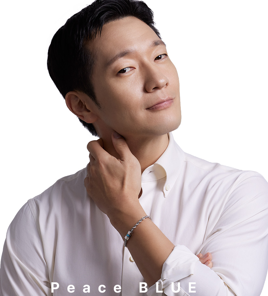 손석구 배우 유니세프 팔찌 피스블루 착용