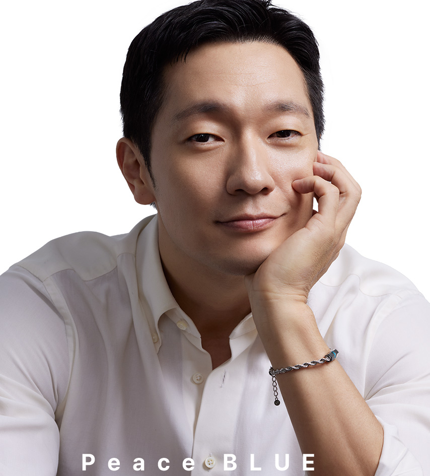 손석구 배우 유니세프 팔찌 피스블루 착용