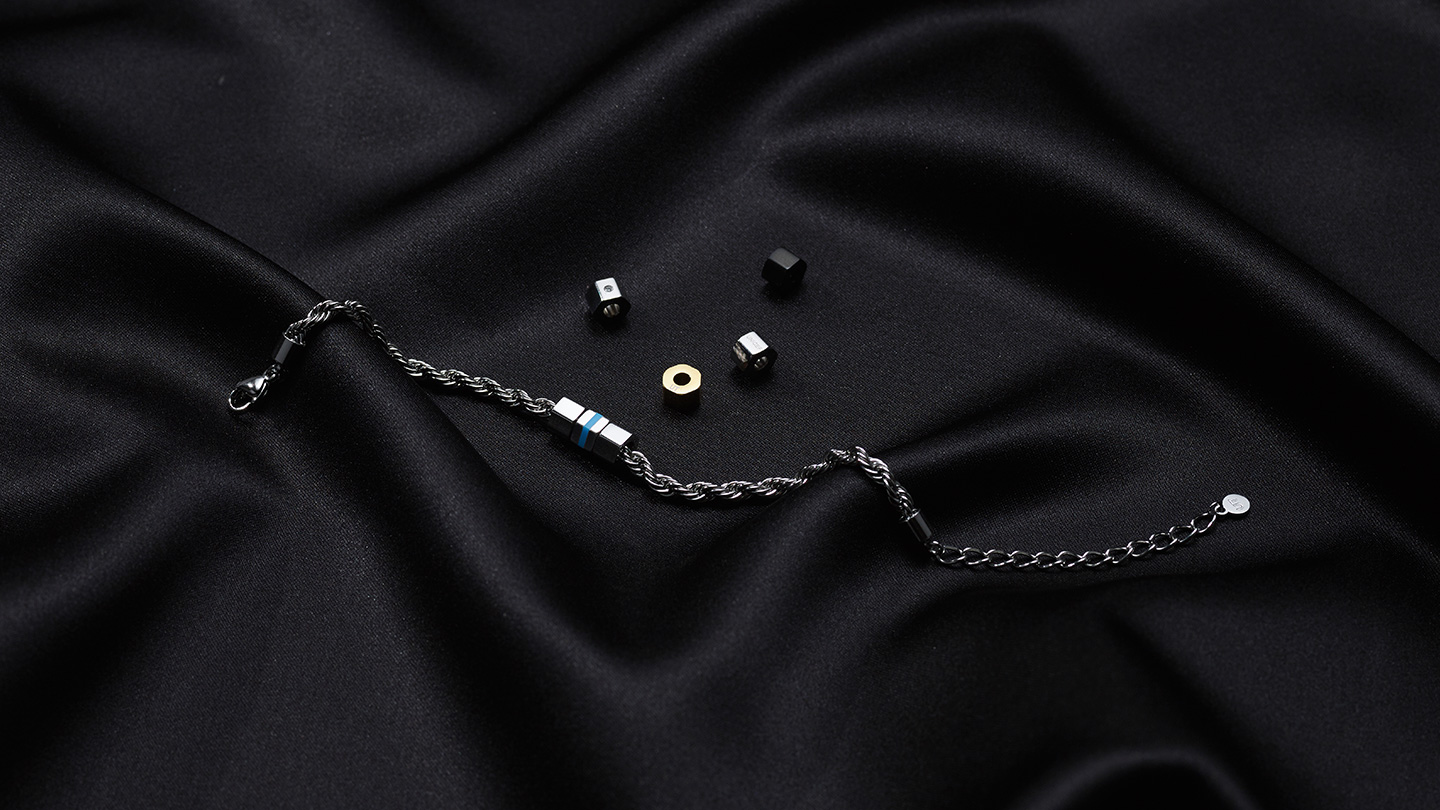 유니세프 기부 팔찌 참 3종 블랙 배경