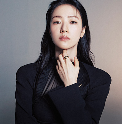 유니세프 엑설런스 반지를 착용한 캠페인 참여자 배우 전여빈