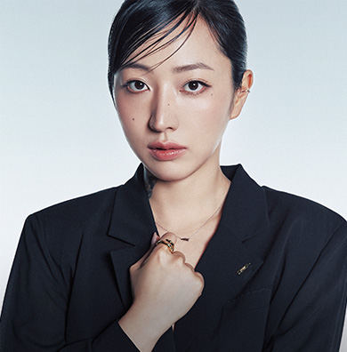 유니세프 엑설런스 반지를 착용한 캠페인 참여자 사진작가 김시현