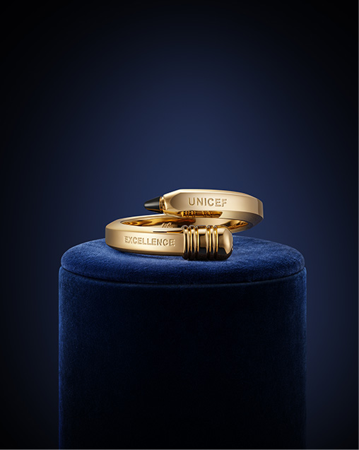 네이비 컬러 케이스 위에 놓인 유니세프 엑설런스 반지