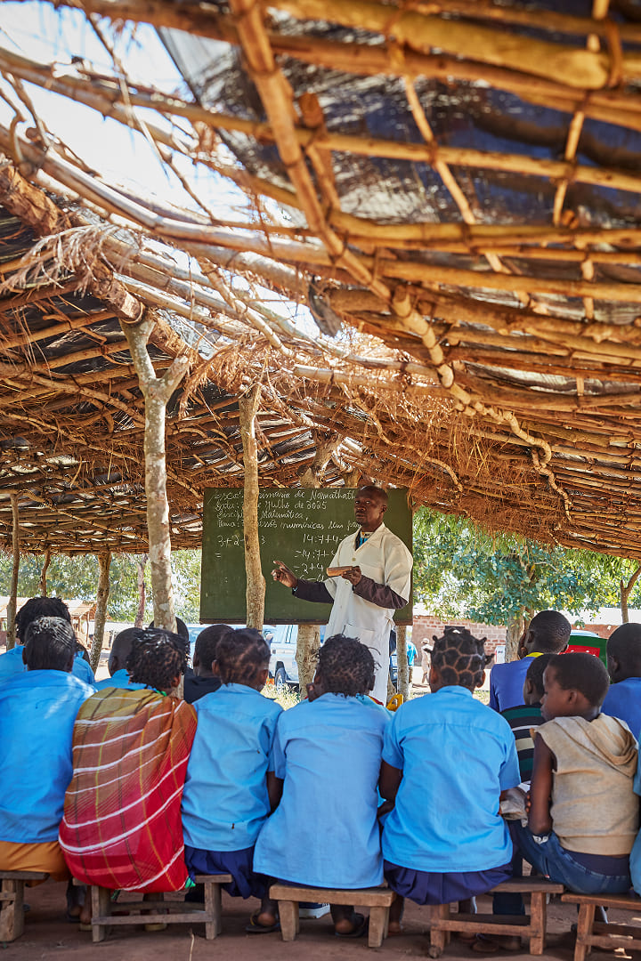 무너진 지붕 아래
