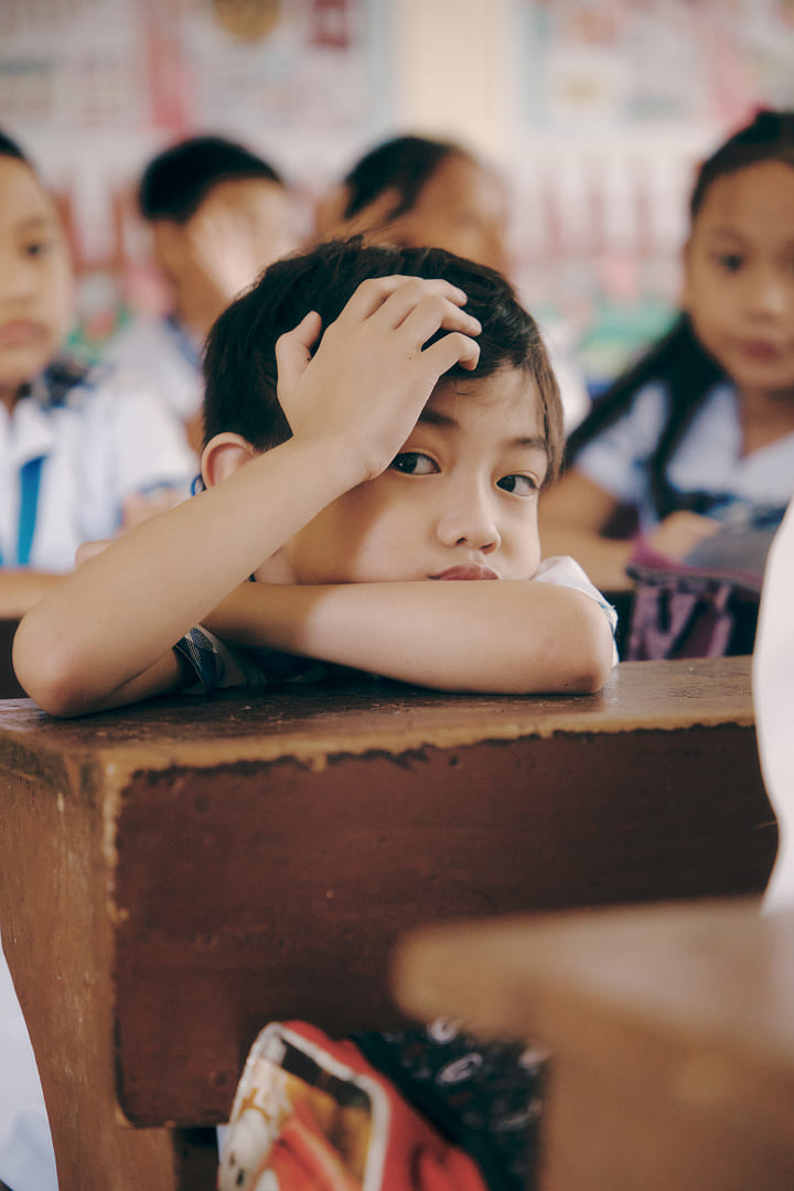 낡은 책상 위의 묵상